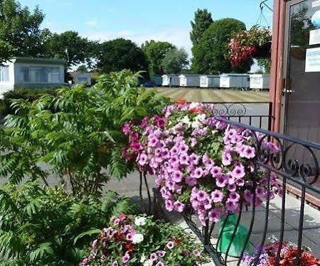 Hôtel Copthorne Caravans à Merston Extérieur photo