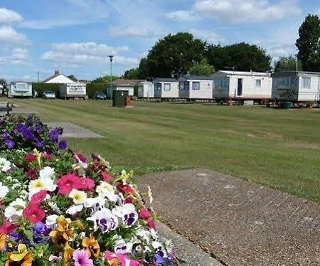Hôtel Copthorne Caravans à Merston Extérieur photo