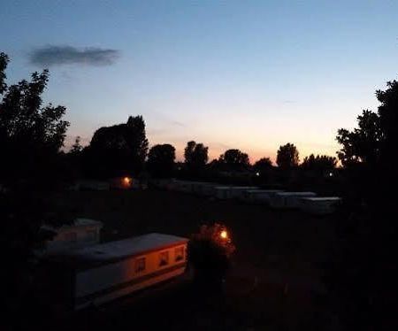Hôtel Copthorne Caravans à Merston Extérieur photo