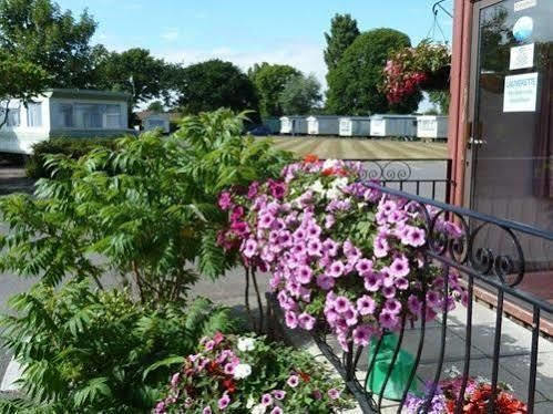 Hôtel Copthorne Caravans à Merston Extérieur photo