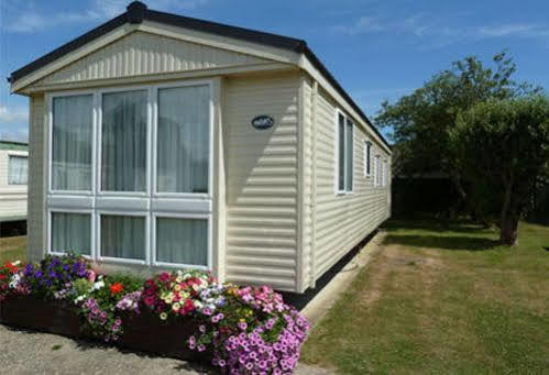 Hôtel Copthorne Caravans à Merston Extérieur photo