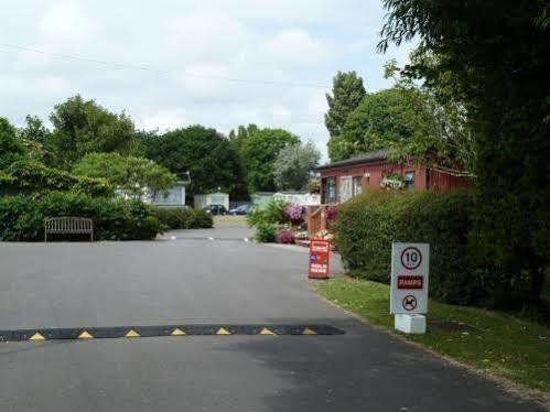 Hôtel Copthorne Caravans à Merston Extérieur photo