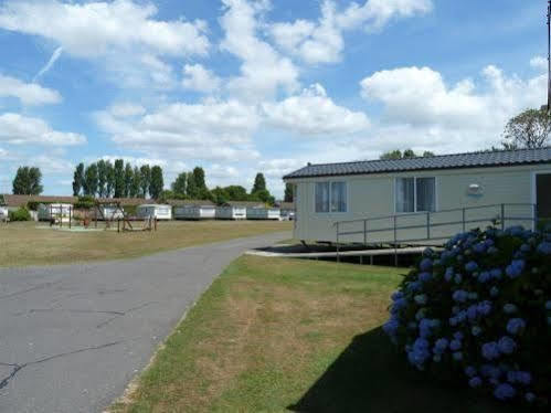 Hôtel Copthorne Caravans à Merston Extérieur photo