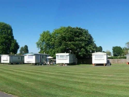 Hôtel Copthorne Caravans à Merston Extérieur photo